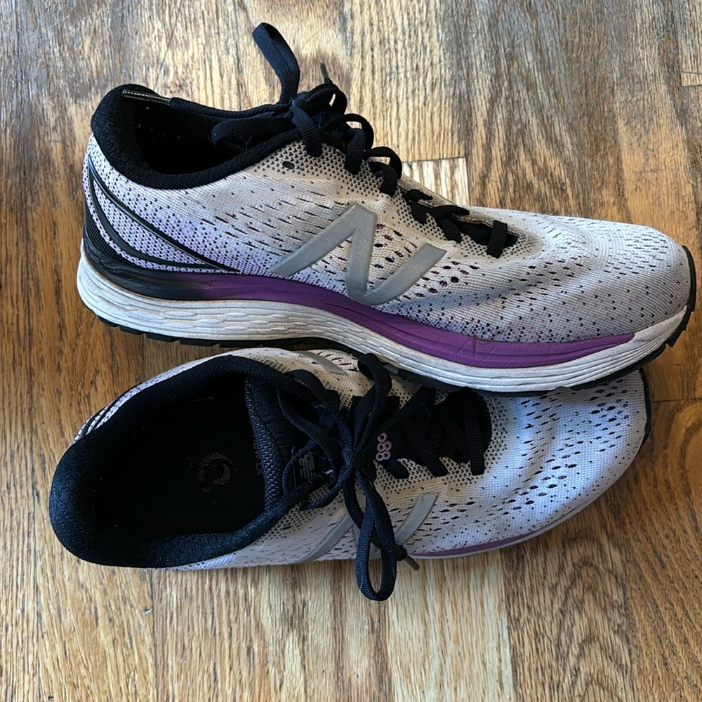 Women’s 8.5 NB 880